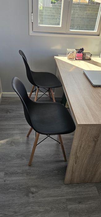 Secretária e duas cadeiras