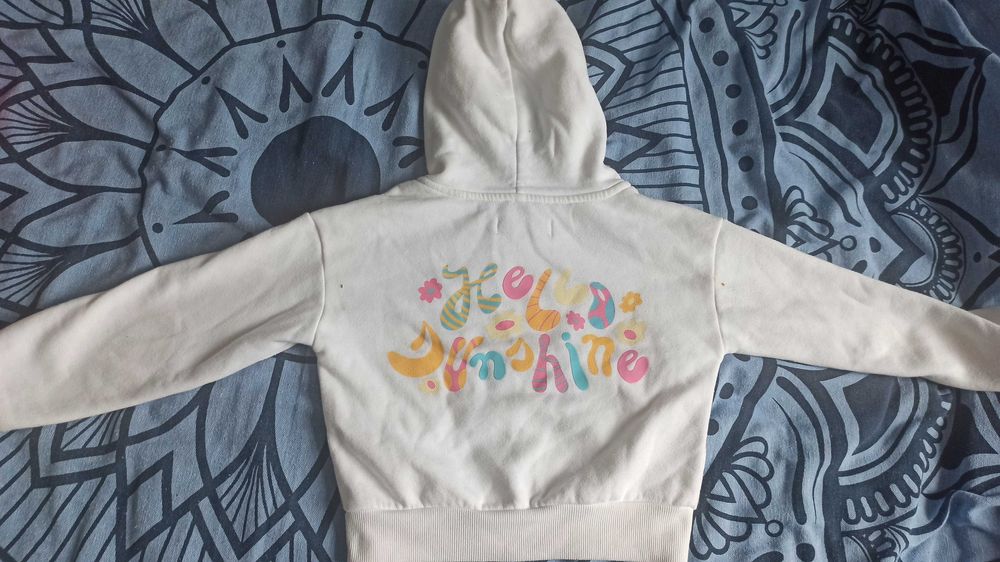 Krótka bluza z kapturem 128