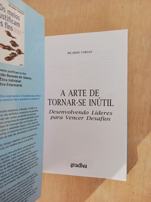 A Arte de Tornar-se Inútil  de Ricardo  Vargas