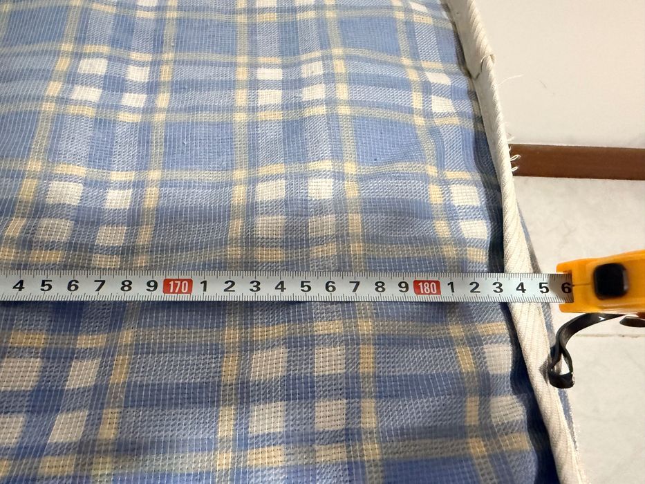 Cama com estrado e colchão