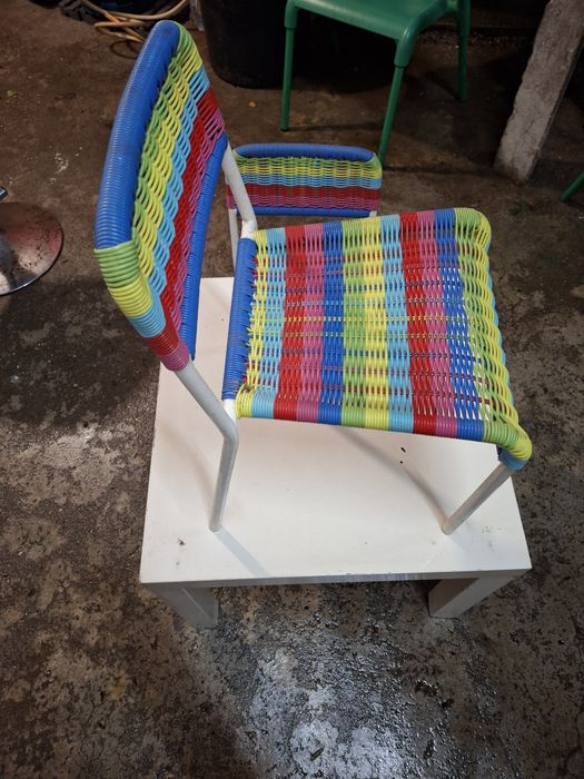 Duas cadeiras  para crianças