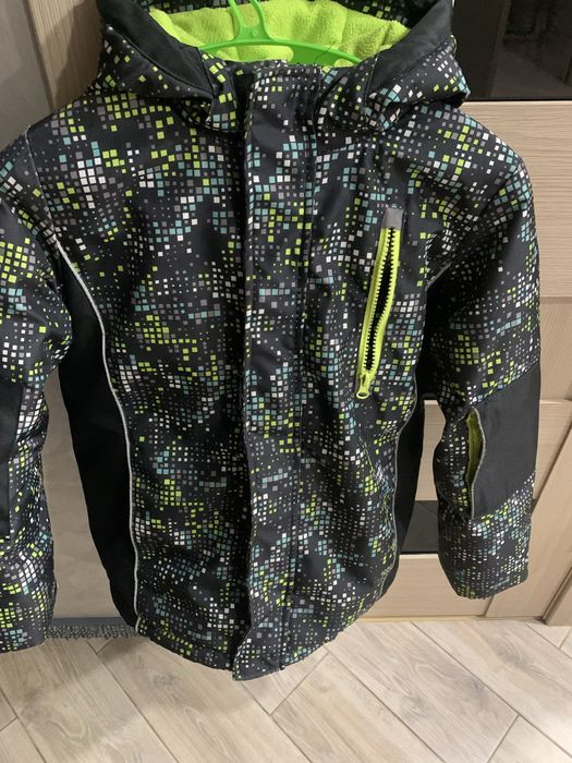 Куртка  тепла на хлопчика р/140