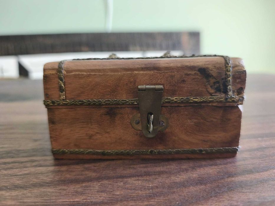 Pack caixa de madeira antiga e bau decorativo- urgente