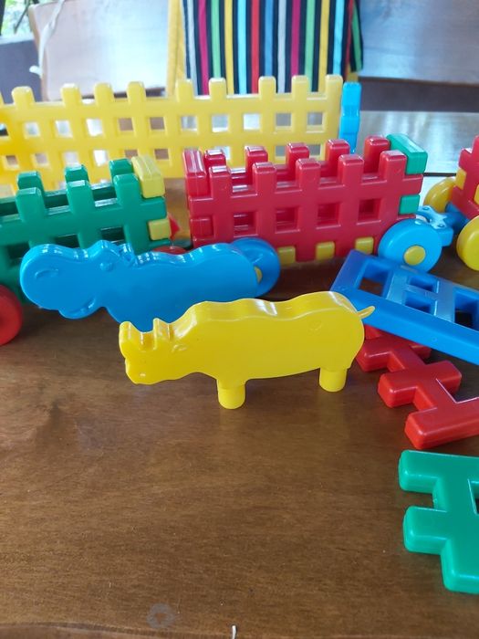 Klocki kolejka, pociąg. Zwierzątka