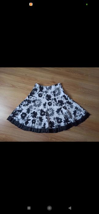 Rozkloszowana biało-czarna spódnica spódniczka w kwiaty S