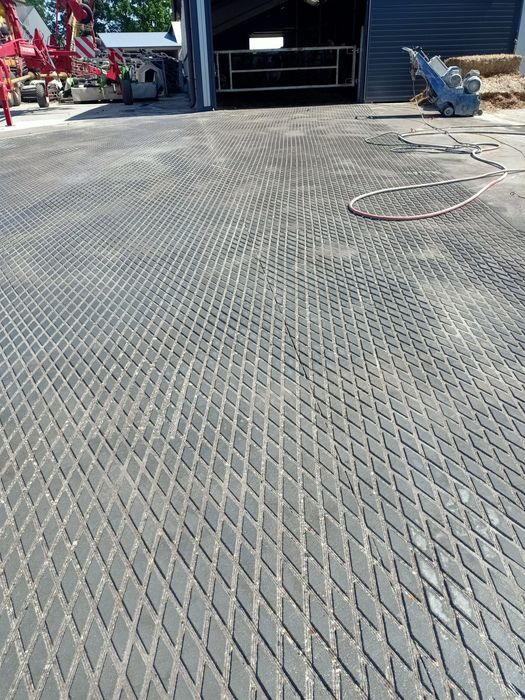 Nacinaniem rusztów posadzek betonowych w oborach