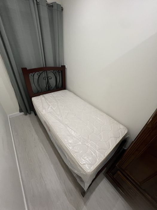 Cama de Solteiro com colchão incluído em Madeira Cor Mogno com Cabeceira em Ferro – Excelente Estado