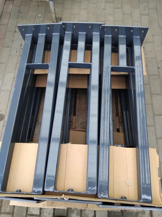 Schody półkowe wspornikowe wiszące