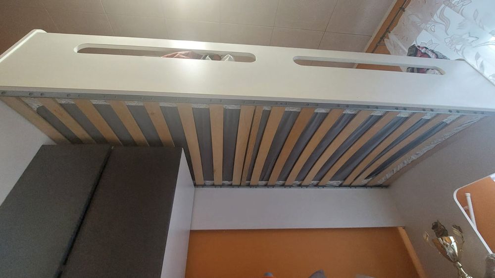 Łóżko z biurkiem i szafą