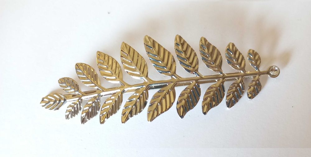 Várias peças de bijuteria