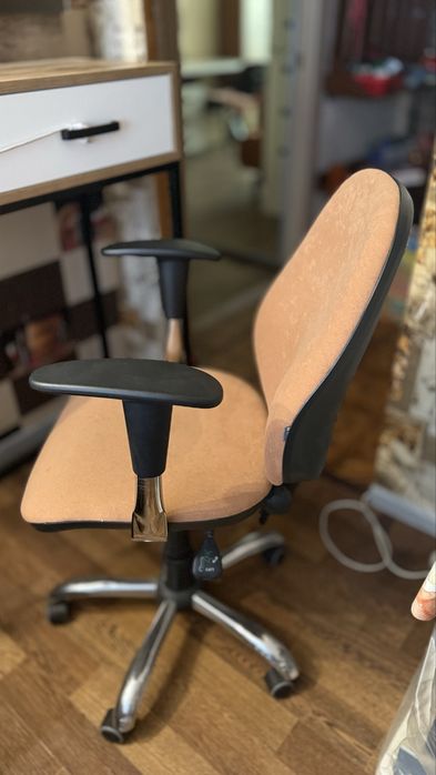 Продам офісне крісло