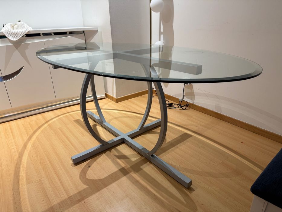 Mesa de Jantar com Tampo em Vidro – Design Moderno