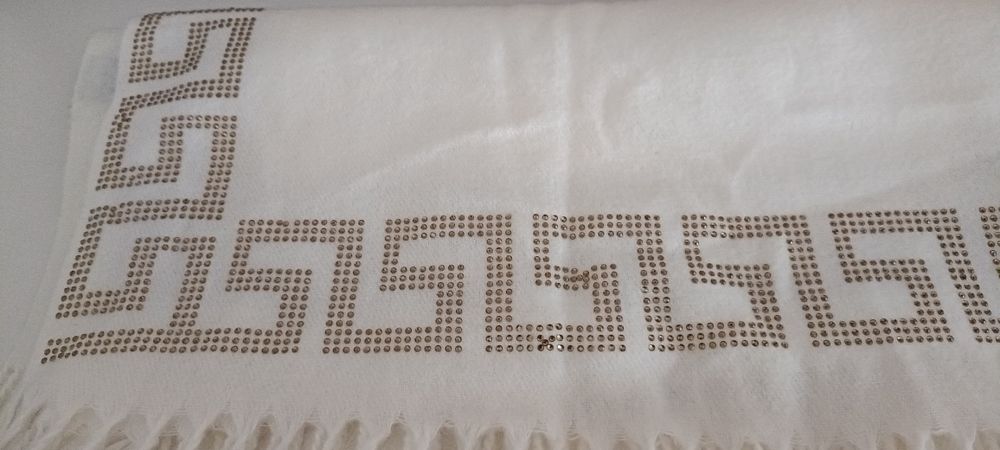 Długi elegancki biały szal