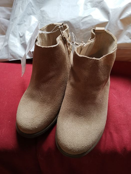 Botas novas com etiqueta