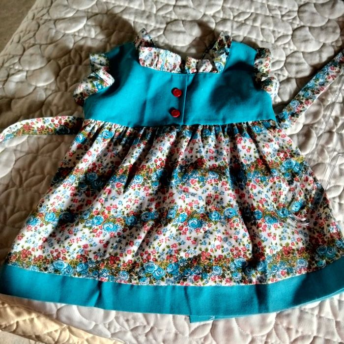 Vários vestidos bebé