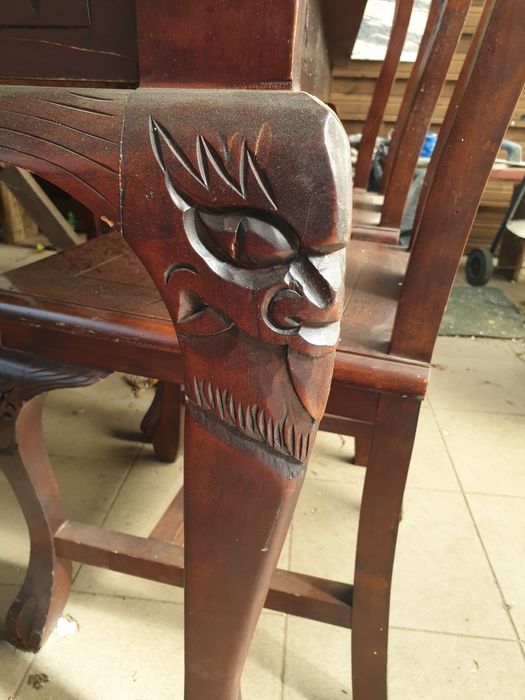 Stuł    i trzy krzesła