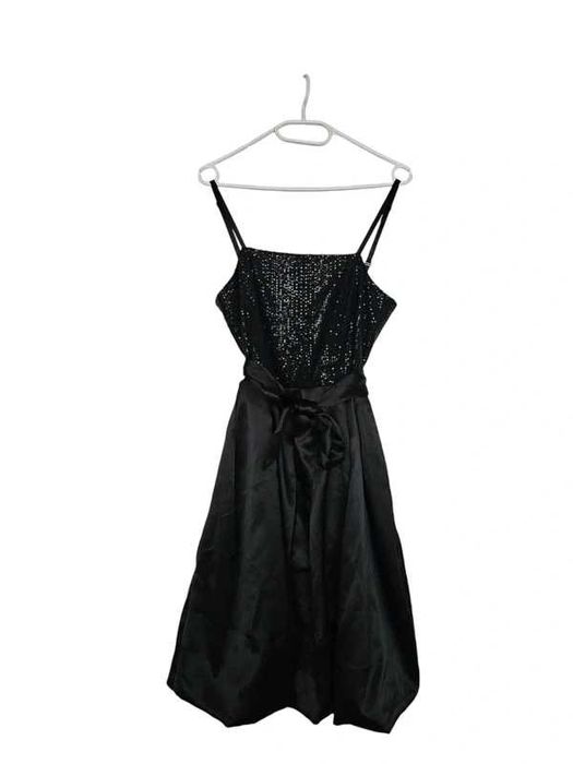 Czarna sukienka z cekinami z kokardą