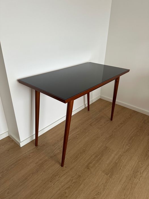 Mesa com tampo em vidro preto