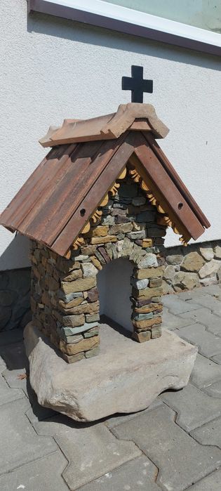 Kamienna kapliczka ogrodowa