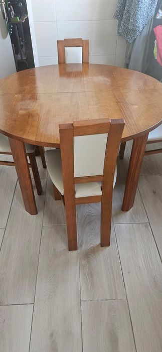 Mesa extensível  em Cerejeira com 5 cadeiras