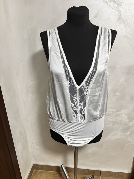 Zjawiskowe body białe Prettylittlething M