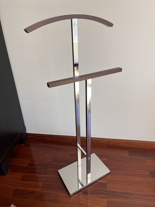 Cabide de pé de maderia e metal