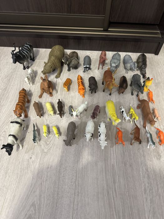 Фігурки тварин різні