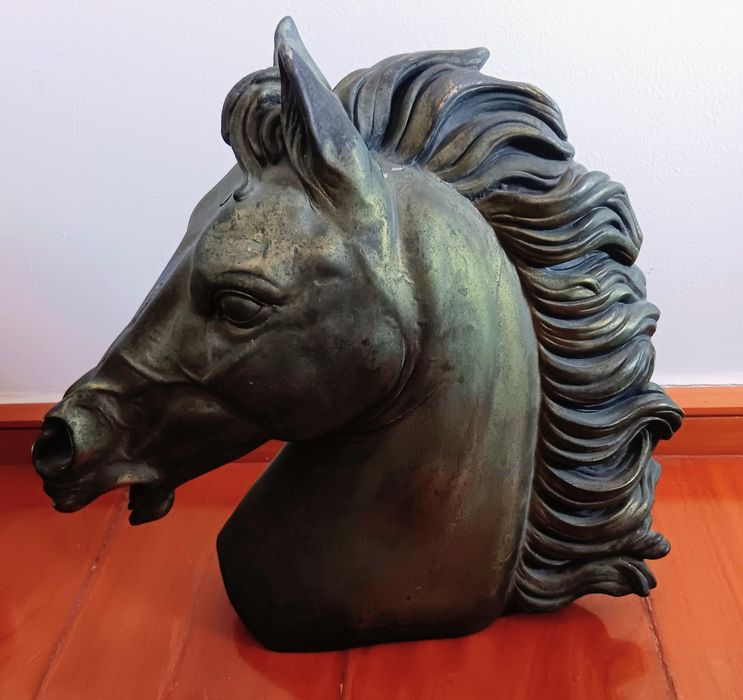 Escultura de cabeça de cavalo em mármore e prata