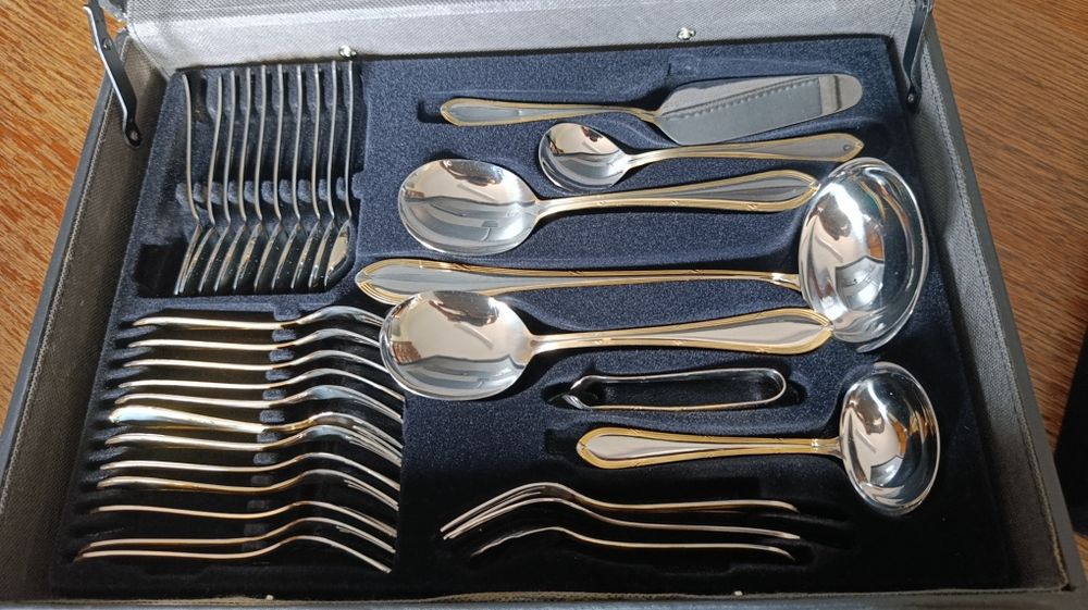 Faqueiro de luxo em inox com fio dourado p/ 10 pessoas