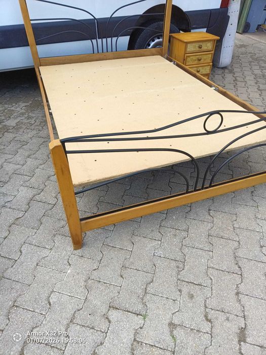 Cama de casal com criado mudo.