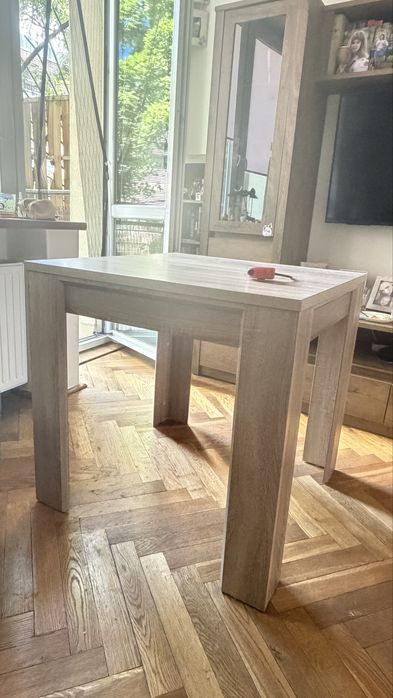 Stół kwadratowy w stanie bardzo dobrym