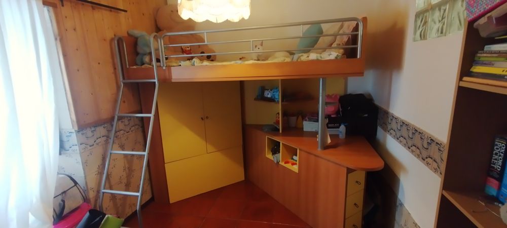 Beliche com colchão, secretária e roupeiro