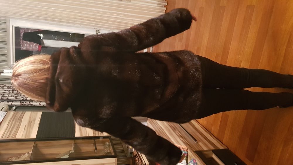 Норковая шуба коричневого цвета