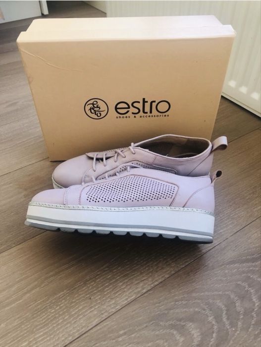 Кросівки від Estro