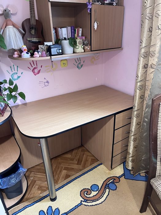 Комплект меблів (можна окремо) стіл з ящиками, підвісні полички, шафа з поличками збоку