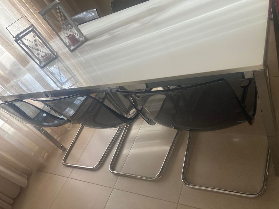 Mesa de jantar e cadeiras