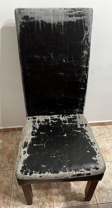 Стільці під реставрацію.