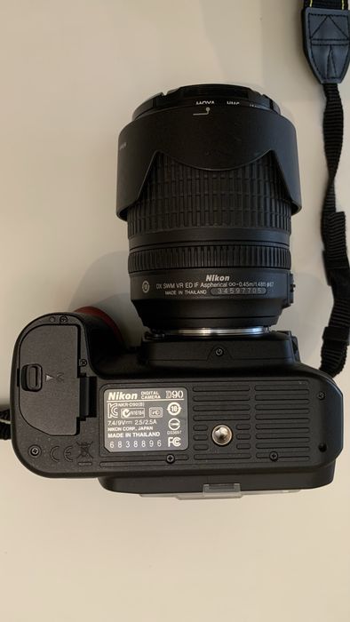 Nikon D90 дзеркальна фотокамера
