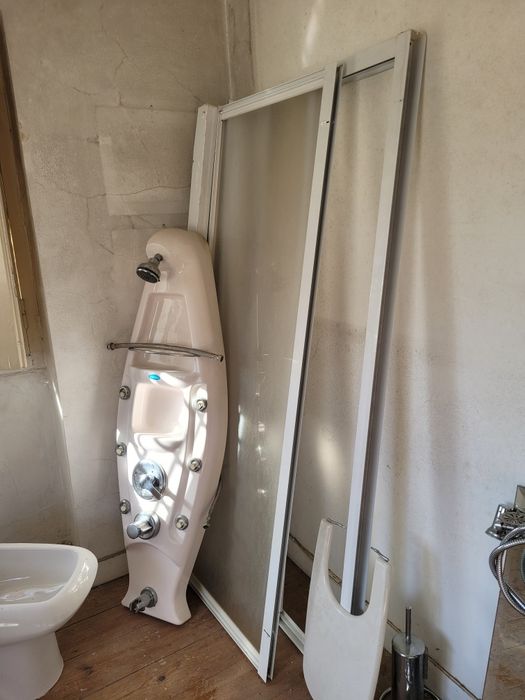 Material de casa de banho usado – duche, bidé, espelho e torneira