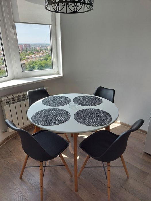 2 - кімнатна квартира. Погодинно. Подобово. ТРЦ " ЧАЙКА " Smart TV.