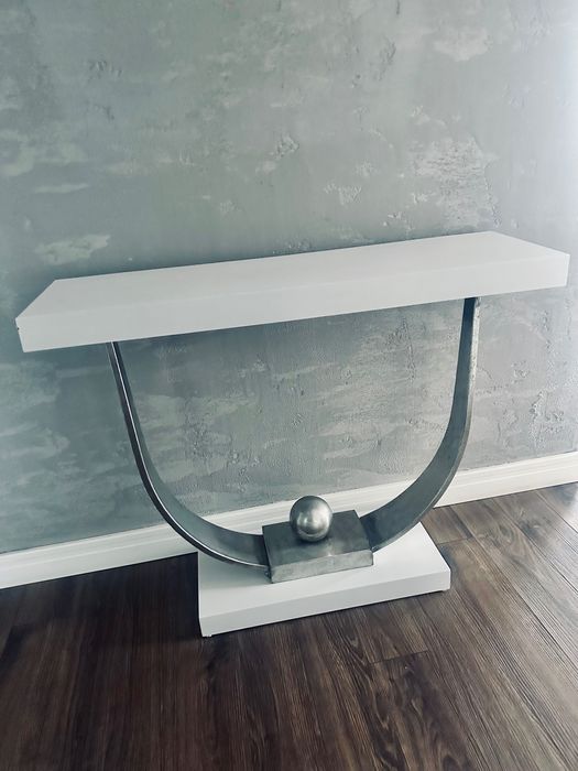 Konsola biało-srebrna glamour – elegancka do salonu lub przedpokoju