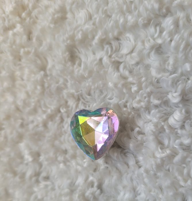 Przypinka do crocs mieniące serce