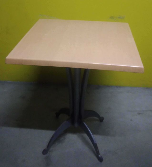 Mesa quadrada pequena