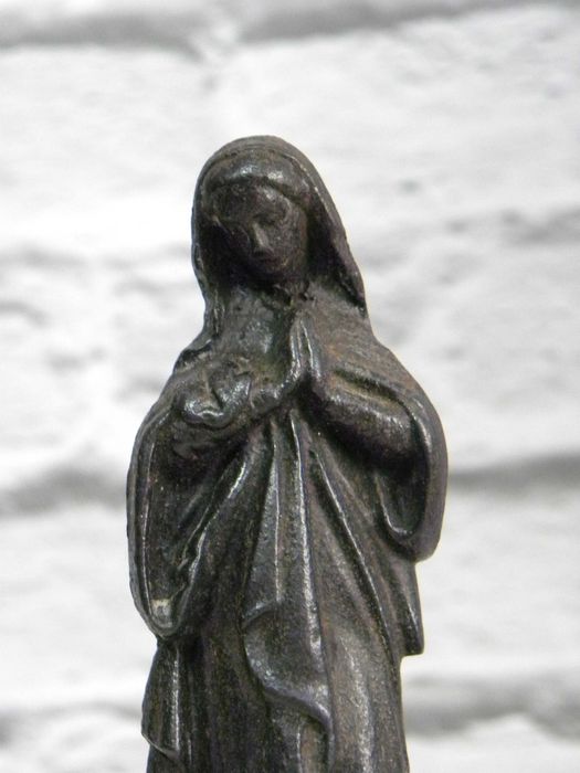 Stara żeliwna figurka Maryi na podstawie z marmuru