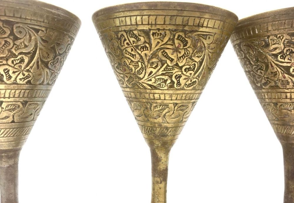 Calices orientais antigos

Bom estado

Medidas
11cm altura 
6cm diâmet