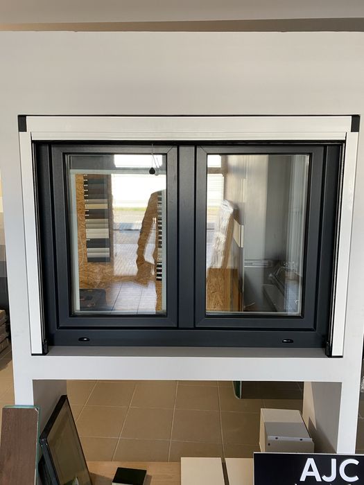 Janela de PVC 84mm CORTIZO c/estore e rede mosquiteira