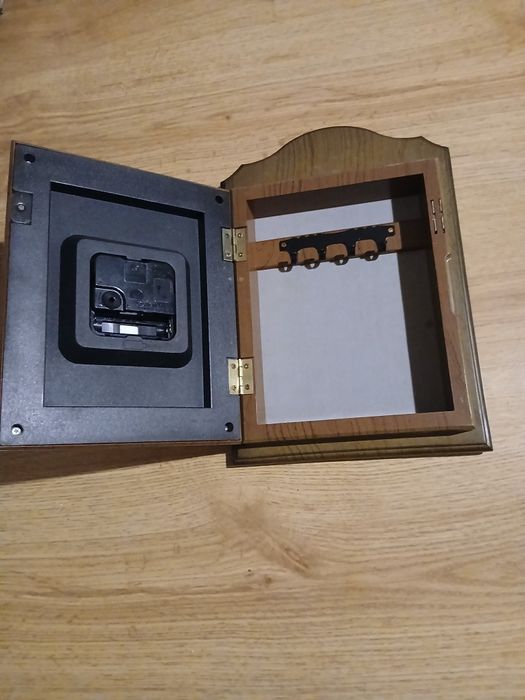 Zegar ze schowkiem na klucze