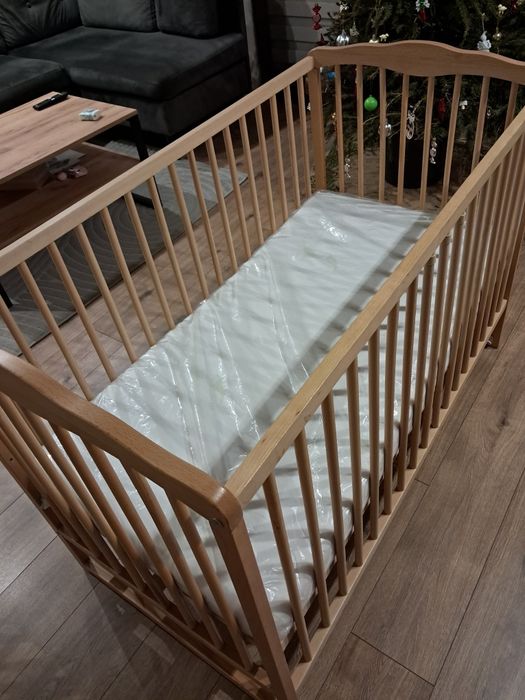 Łóżeczko dziecięce bukowe z szuflady, materac, gratisy