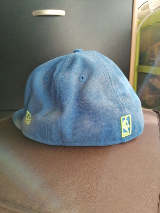 Vários caps e snapbacks