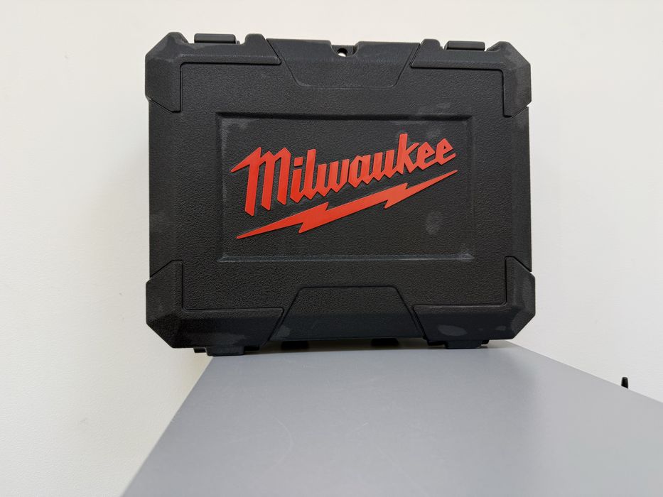 Лінійний лазерний нівелір Milwaukee L4 CLL-301C